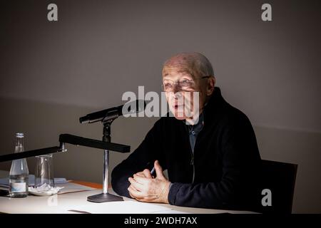 Porto, Portugal. Januar 2024. Bernard Eisenschitz ist ein französischer Filmkritiker, Untertiteler und Historiker, der auf einer Konferenz über das Straub-Huillet-Archiv in Rolle im Kinohaus Manoel de Oliveira im Serralves-Museum reflektiert. (Foto: Rita Franca/SOPA Images/SIPA USA) Credit: SIPA USA/Alamy Live News Stockfoto