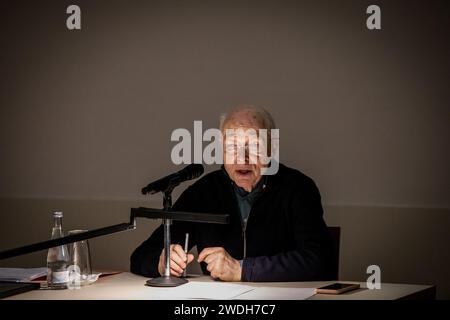 Porto, Portugal. Januar 2024. Bernard Eisenschitz ist ein französischer Filmkritiker, Untertiteler und Historiker, der auf einer Konferenz über das Straub-Huillet-Archiv in Rolle im Kinohaus Manoel de Oliveira im Serralves-Museum reflektiert. (Foto: Rita Franca/SOPA Images/SIPA USA) Credit: SIPA USA/Alamy Live News Stockfoto