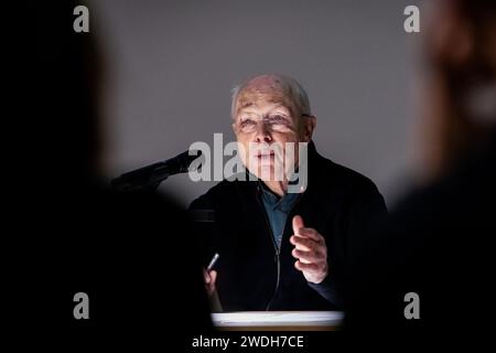 Porto, Portugal. Januar 2024. Bernard Eisenschitz ist ein französischer Filmkritiker, Untertiteler und Historiker, der auf einer Konferenz über das Straub-Huillet-Archiv in Rolle im Kinohaus Manoel de Oliveira im Serralves-Museum reflektiert. (Foto: Rita Franca/SOPA Images/SIPA USA) Credit: SIPA USA/Alamy Live News Stockfoto