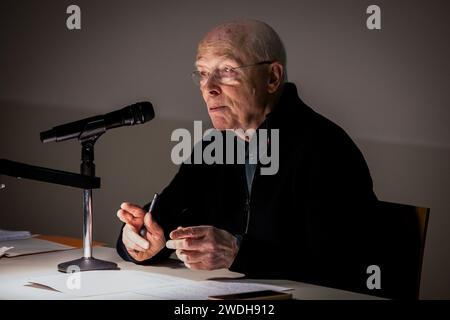 Porto, Portugal. Januar 2024. Bernard Eisenschitz ist ein französischer Filmkritiker, Untertiteler und Historiker, der auf einer Konferenz über das Straub-Huillet-Archiv in Rolle im Kinohaus Manoel de Oliveira im Serralves-Museum reflektiert. Quelle: SOPA Images Limited/Alamy Live News Stockfoto