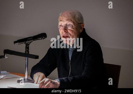 Porto, Portugal. Januar 2024. Bernard Eisenschitz ist ein französischer Filmkritiker, Untertiteler und Historiker, der auf einer Konferenz über das Straub-Huillet-Archiv in Rolle im Kinohaus Manoel de Oliveira im Serralves-Museum reflektiert. Quelle: SOPA Images Limited/Alamy Live News Stockfoto