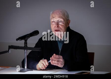 Porto, Portugal. Januar 2024. Bernard Eisenschitz ist ein französischer Filmkritiker, Untertiteler und Historiker, der auf einer Konferenz über das Straub-Huillet-Archiv in Rolle im Kinohaus Manoel de Oliveira im Serralves-Museum reflektiert. Quelle: SOPA Images Limited/Alamy Live News Stockfoto