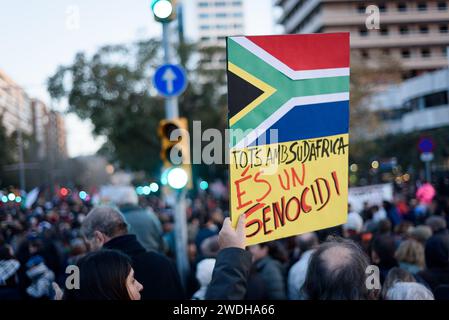 Barcelona, Spanien. Januar 2024. Ein Demonstrant hält während der Demonstration ein Plakat mit südafrikanischer Flagge hoch. Die Menschen nahmen an Demonstrationen zur Solidarität mit Palästina und Gaza in den wichtigsten spanischen Städten Teil. Unter dem Motto "stoppt den Völkermord in Palästina" fordern die Demonstranten einen sofortigen Waffenstillstand und ein Ende der israelischen Bombenanschläge in Palästina sowie gegen die Unterstützung westlicher Länder für Israel. (Foto: Davide Bonaldo/SOPA Images/SIPA USA) Credit: SIPA USA/Alamy Live News Stockfoto