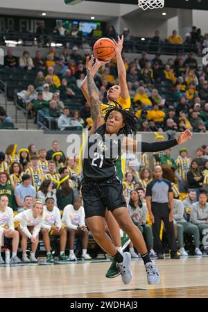 Waco, Texas, USA. Januar 2024. Baylor Lady Bears Guard Darianna Littlepage-Buggs (5) schießt den Ball gegen die UCF Knights Guard Timia Ware (21) während der 2. Hälfte des NCAA Basketballspiels zwischen den UCF Knights und Baylor Lady Bears im Foster Pavilion in Waco, Texas. Matthew Lynch/CSM (Bild: © Matthew Lynch/Cal Sport Media). Quelle: csm/Alamy Live News Stockfoto