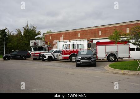 Polizei und Feuerwehr mit Polizeiautos und Feuerwehrwagen, die draußen geparkt sind. Stockfoto