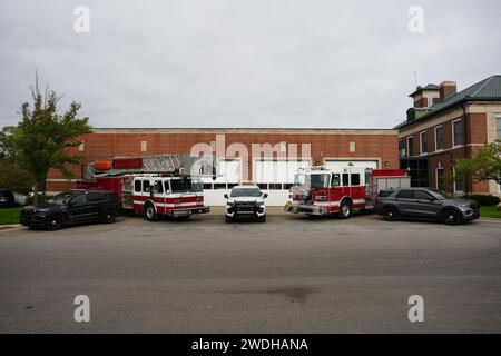 Polizei und Feuerwehr mit Polizeiautos und Feuerwehrwagen, die draußen geparkt sind. Stockfoto