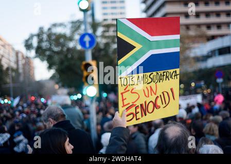 Barcelona, Spanien. Januar 2024. Ein Demonstrant hält während der Demonstration ein Plakat mit südafrikanischer Flagge hoch. Die Menschen nahmen an Demonstrationen zur Solidarität mit Palästina und Gaza in den wichtigsten spanischen Städten Teil. Unter dem Motto "stoppt den Völkermord in Palästina" fordern die Demonstranten einen sofortigen Waffenstillstand und ein Ende der israelischen Bombenanschläge in Palästina sowie gegen die Unterstützung westlicher Länder für Israel. Quelle: SOPA Images Limited/Alamy Live News Stockfoto