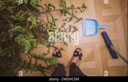 Fading Festivity: Die Abschiedsszene eines zerbröckelten Weihnachtsbaums Stockfoto