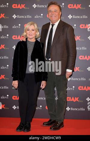 Rom, Italien. Januar 2024. Silvia Verdone (l) und Christian de Sica (r) besuchen den roten Teppich Ciak d'Oro 2023 in der Galleria del Cardinale Colonna. (Foto: Mario Cartelli/SOPA Images/SIPA USA) Credit: SIPA USA/Alamy Live News Stockfoto