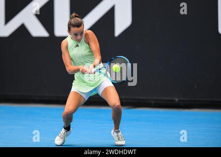 Melbourne, Australien. Januar 2024. Clara Burel aus Frankreich spielt gegen Oceane Dodin aus Frankreich (nicht im Bild) während des dritten Runde-Spiels des Australian Open Tennis Turniers im Melbourne Park. Oceane Dodin gewinnt Clara Burel in 2 Sätzen mit 6:2, 6:4. Quelle: SOPA Images Limited/Alamy Live News Stockfoto