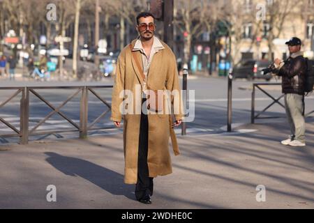 Paris FRA, Paris Fashion Week Herbst Winter 2024, Paris, 20.01.2024 Hermes, Streetstyle, Paris Fashion Week Herbst Winter Herrenmode 2024-2025, Paris, 20.01.2024 *** Paris FRA, Paris Fashion Week Herbst Winter 2024, Paris, 20 01 2024 Hermes, Streetstyle, Paris Fashion Week Herbst Winter Herrenmode 2024 2025, Paris, 20 01 2024 Copyright: xEibner-Pressefoto/Grafx EP AGF Stockfoto