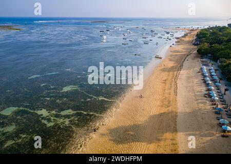Aus der Vogelperspektive auf einen wunderschönen tropischen Strand in der späten Nachmittagssonne Stockfoto