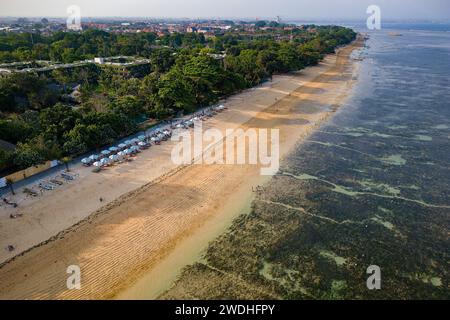 Blick aus der Vogelperspektive auf den tropischen Sanur-Strand in Bali, Indonesien Stockfoto