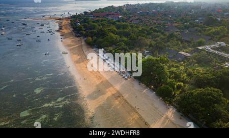 Blick aus der Vogelperspektive auf den tropischen Sanur-Strand in Bali, Indonesien Stockfoto