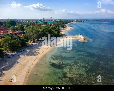 Blick von oben auf den geschützten tropischen Strand und das Korallenriffsystem von Sanur, Bali Stockfoto