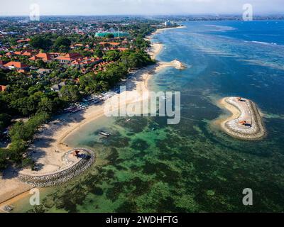 Blick von oben auf den geschützten tropischen Strand und das Korallenriffsystem von Sanur, Bali Stockfoto