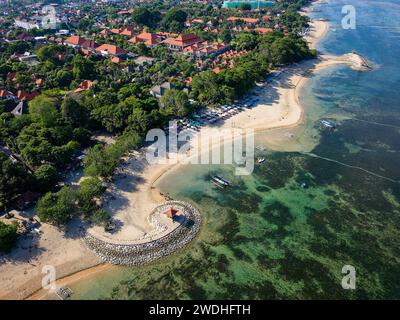 Blick von oben auf den geschützten tropischen Strand und das Korallenriffsystem von Sanur, Bali Stockfoto