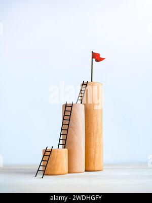 Rote Flagge auf Holzstäben Balkendiagramm Schritte mit Leitern, isoliert auf weißem Hintergrund, vertikaler Stil, Wachstum des Geschäftsmarktes, Aufwand, Profi Stockfoto