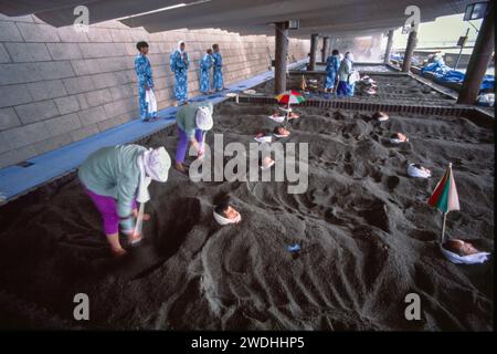 Menschen, die in vulkanischem Sand begraben sind, Ibusuki Onsen, aufgenommen 1997, Ibusuki, Präfektur Kagoshima, Kyushu Island, Japan Stockfoto