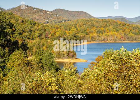 Malerischer Herbstblick auf die North Georgia Mountains rund um den Lake Chatuge in Hiawassee, Georgia. (USA) Stockfoto