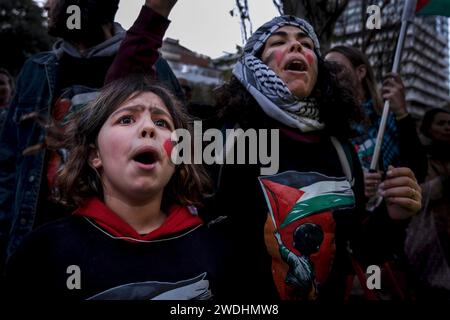 Barcelona, Spanien. Januar 2024. Eine Mutter und Tochter schreien während der Demonstration Slogans. Fast 70.000 Menschen marschierten durch Barcelona, um einen sofortigen Waffenstillstand in Gaza zu fordern. (Foto: Ximena Borrazas/SOPA Images/SIPA USA) Credit: SIPA USA/Alamy Live News Stockfoto