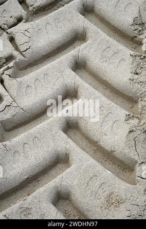 Traktorketten auf Sand Stockfoto