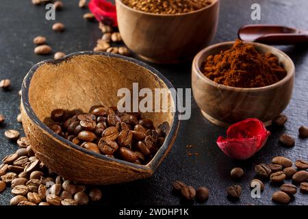 Kaffeebohnen, Pulver auf hölzernem Hintergrund Stockfoto