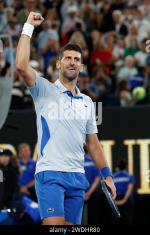 Melbourne, Victoria, Australien. Januar 2024. NOVAK DJOKOVIC (Serbien) im Kampf gegen Adrian Mannarino (Frankreich) am 8. Tag der Australian Open 2024 im Melbourne Park in Melbourne, Australien. Djokovic gewann das Viertelfinale mit 6:0, 6:0, 6:3. (Kreditbild: © Ciro de Luca/ZUMA Press Wire) NUR REDAKTIONELLE VERWENDUNG! Nicht für kommerzielle ZWECKE! Quelle: ZUMA Press, Inc./Alamy Live News Stockfoto