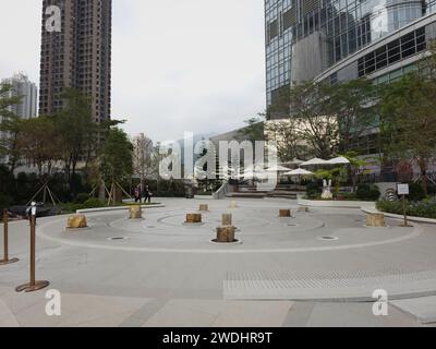 Hongkong, China - 11. Januar 2024: Holzsäulen und Brunnendekoration im Nina Park in Tsuen Wan, Hongkong. Stockfoto