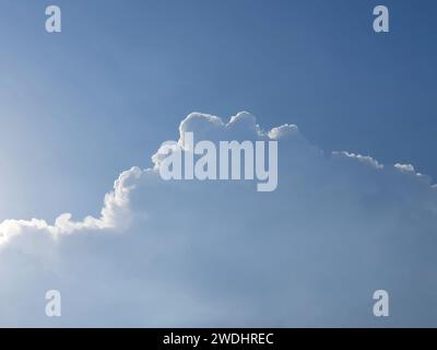 Wunderschöner Blauer, Natürlicher, Bewölkter Himmel Stockfoto