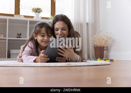 Hübsche Frau und Tochter verbringen Zeit im Internet mit einem Tablet Stockfoto