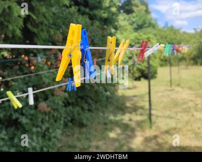 Farbige Wäschetücher aus Kunststoff. An der Wäscheleine hängen, draußen Stockfoto