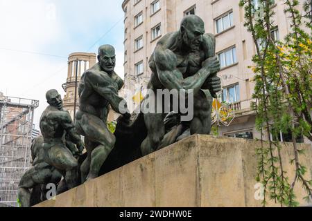 VIGO, SPANIEN-Dezember, 30,2021: Bronze-Skulpturengruppe widmet sich der Arbeit von Seeleuten mit dem Titel los neteros Stockfoto