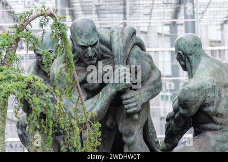 VIGO, SPANIEN-Dezember, 30,2021: Bronze-Skulpturengruppe widmet sich der Arbeit von Seeleuten mit dem Titel los neteros Stockfoto