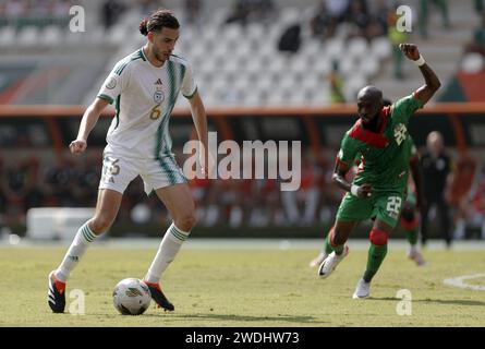 © Anis/APP/MAXPPP - L'Algerien RAMIZ LARBI ZERROUKI (L) se bat pour le ballon, lors du match de Football du groupe D de la Coupe d'Afrique des Nations (CAN) 2024 entre l'Algerie et Burkina Faso au Stade de la Paix à Bouake en Cote d'ivoire le 20 janvier 2024. Quelle: MAXPPP/Alamy Live News Stockfoto