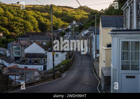 Portloe, Cornwall, England, Großbritannien - 27. Mai 2022: Kleine Straße durch das Dorf Stockfoto