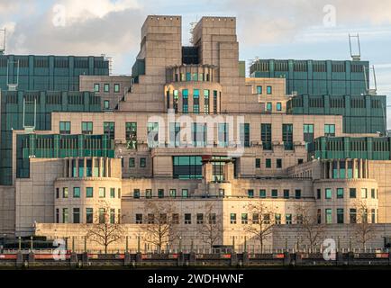 Das SIS-Gebäude, auch MI6-Gebäude genannt, in Vauxhall Cross beherbergt das Hauptquartier des Secret Intelligence Service Stockfoto