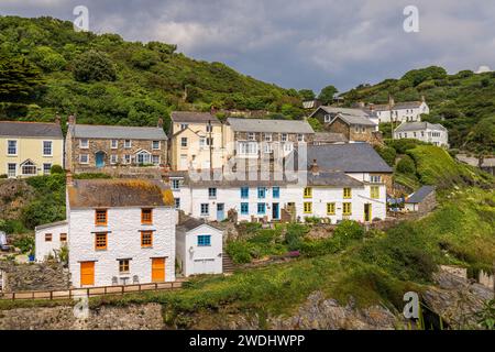 Portloe, Cornwall, England, Großbritannien - 29. Mai 2022: Weiße Häuser mit bunten Fenstern Stockfoto