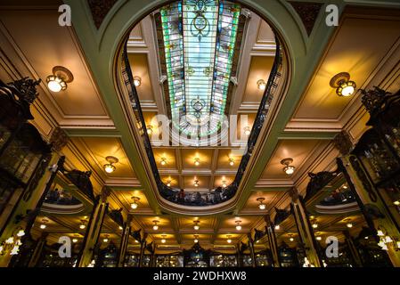 Die wunderschöne Decke und das Buntglashimmel der Confeitaria Colombo in Rio de Janeiro, Brasilien Stockfoto