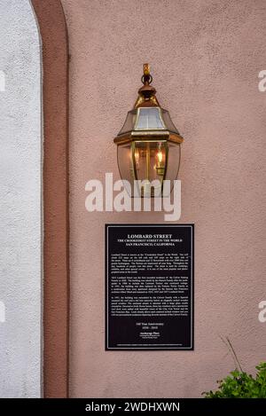 Informatives Schild an der Fassade der Lombard Street 1033 - San Francisco, Kalifornien Stockfoto