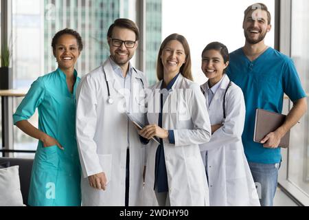 Ein multiethnisches Team fröhlicher junger Praktizierender, Chirurgen Stockfoto