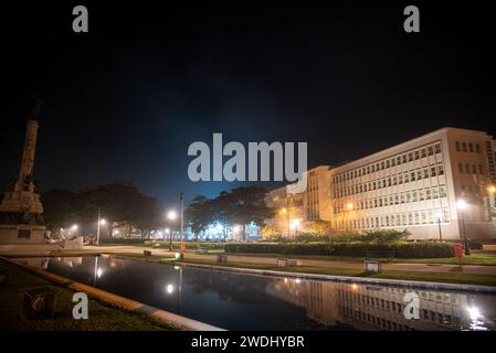 Nachtansicht auf das Military Institute of Engineering (IME) in Praia Vermelha - Urca, Rio de Janeiro, Brasilien Stockfoto