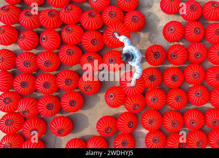 Suqian, China. Januar 2024. Ein Arbeiter trocknet rote Laternen in einer Kunsthandwerksfabrik in Suqian, Provinz Jiangsu, China, am 21. Januar 2024. (Foto: Costfoto/NurPhoto) Credit: NurPhoto SRL/Alamy Live News Stockfoto