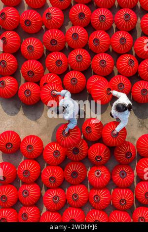 Suqian, China. Januar 2024. Arbeiter trocknen rote Laternen in einer Kunsthandwerksfabrik in Suqian, Provinz Jiangsu, China, am 21. Januar 2024. (Foto: Costfoto/NurPhoto) Credit: NurPhoto SRL/Alamy Live News Stockfoto