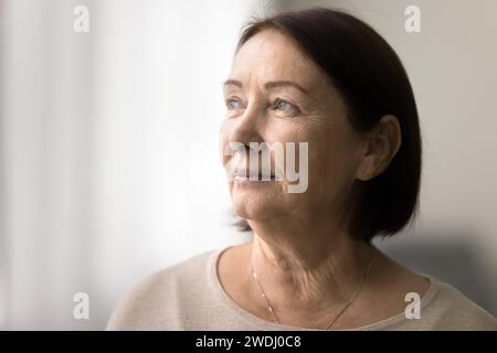 Ernsthafte nachdenkliche Seniorin Nahaufnahme lässiges Porträt Stockfoto