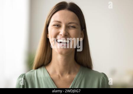 Fröhlich schöne junge europäische Frau Kopfporträt Stockfoto