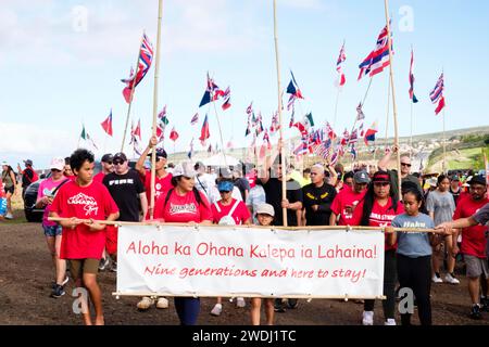 Lahiana, Hawaii, USA. Januar 2024. Die Mitglieder der Kalepa-Familie marschieren in die Houlu Lahaina-Einheit. Der berühmte hawaiianische Rettungsschwimmer und Surfer Archie Kalepa organisierte das Treffen des Tages. Ziel des marsches war es, Solidarität, Heilung und Demonstration für die Erholung der Lahaina-Bewohner zu fördern, mit dem Ziel, Lahaina als hawaiianischer Ort zu erhalten, der nicht von externen Interessen kontrolliert wird. (Kreditbild: © J. Matt/ZUMA Press Wire) NUR REDAKTIONELLE VERWENDUNG! Nicht für kommerzielle ZWECKE! Stockfoto