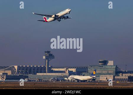 Flugzeug am Frankfurter Flughafen, Flughafen Fraport. D-AIKA, FLUGGESELLSCHAFTEN ENTDECKEN, AIRBUS A330-343. // 11.01.2024: Frankfurt am Main, Hessen, Deutschland, Europa *** Flugzeug am Flughafen Frankfurt, Fraport Airport D AIKA, FLUGGESELLSCHAFTEN ENTDECKEN, AIRBUS A330 343 11 01 2024 Frankfurt am Main, Hessen, Deutschland, Europa Stockfoto