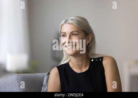 Frau verbringt Zeit zu Hause tief in angenehme Gedanken Stockfoto