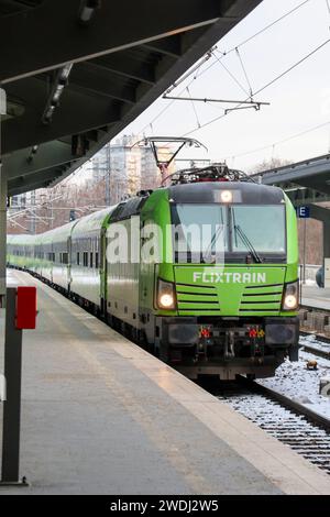 Bahnhof Berlin Zoologischer Garten. Durchfahrt eines Flixtrain. DEU, Deutschland, Berlin, 21.01.2024: *** Bahnhof Zoologischer Garten Passage of a Flixtrain DEU, Deutschland, Berlin, 21 01 2024 Stockfoto
